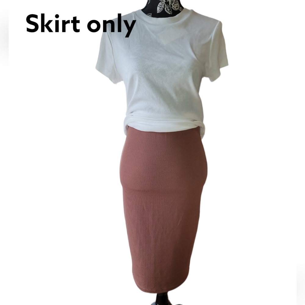 Womens ribbed pencil skirt. Mauve color size M